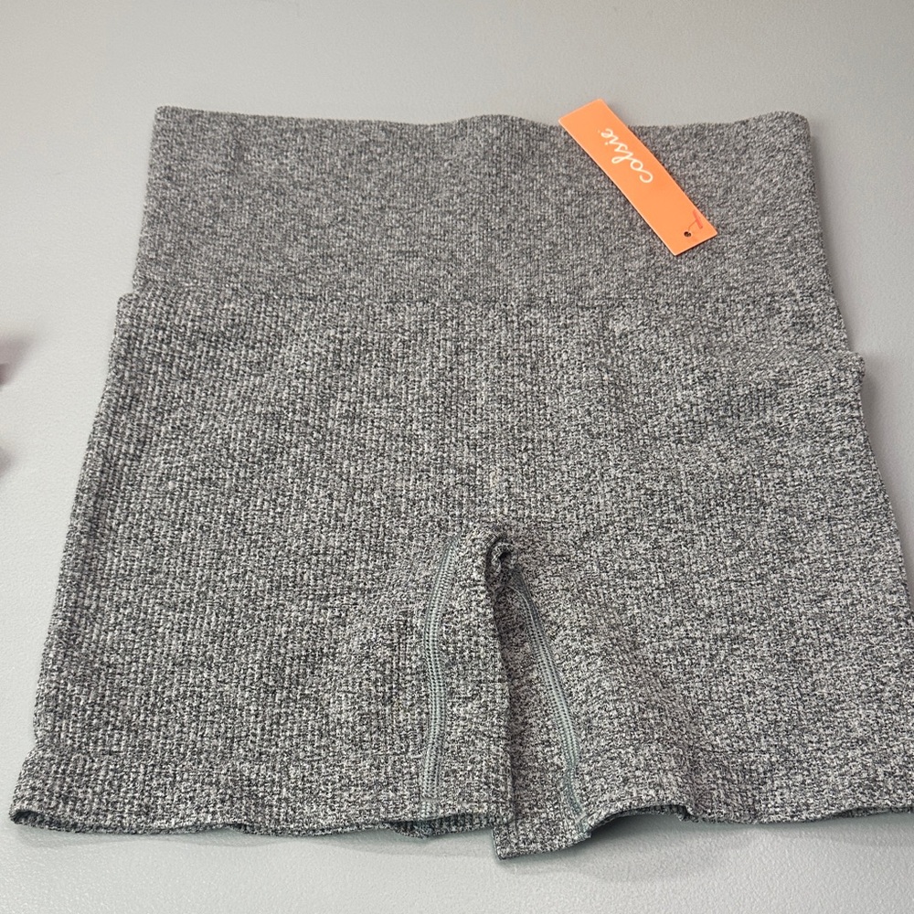 Colsie Heather Gray Ribbed V-Neck Lounge Tank & Shorts Set - Picture 5 of 11